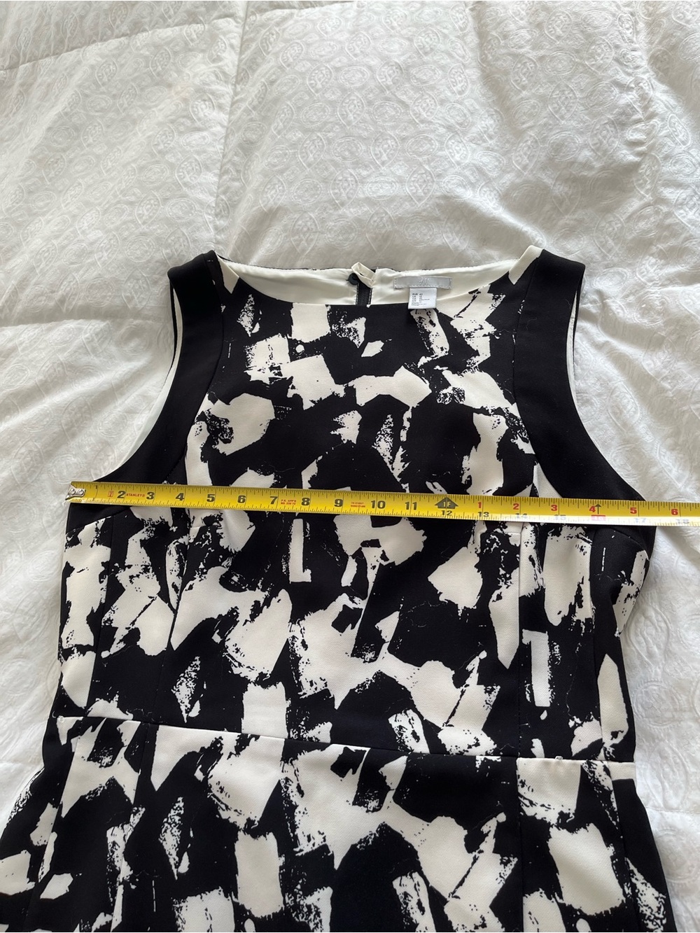Black & White Abstract Print Sleeveless Dress - Picture 7 of 11